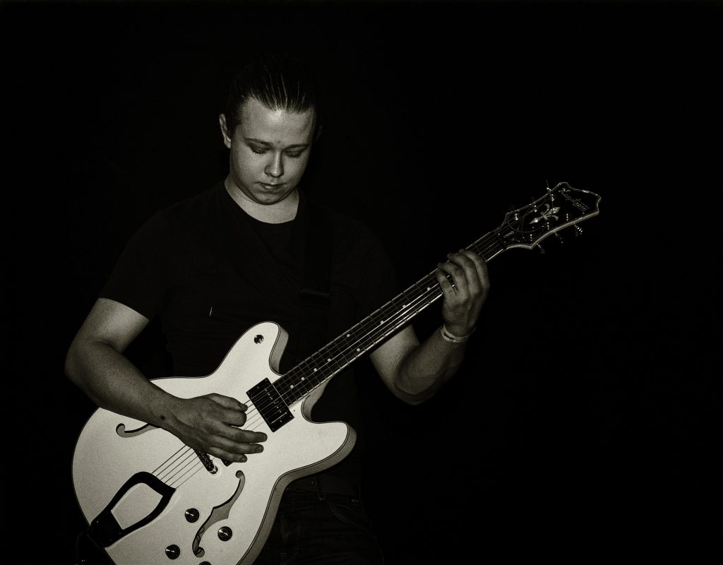Foto: © Eva Frisnes, "Gitaristen"